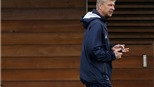 HLV Wenger trình diễn kĩ thuật bóng đá trên sân tập